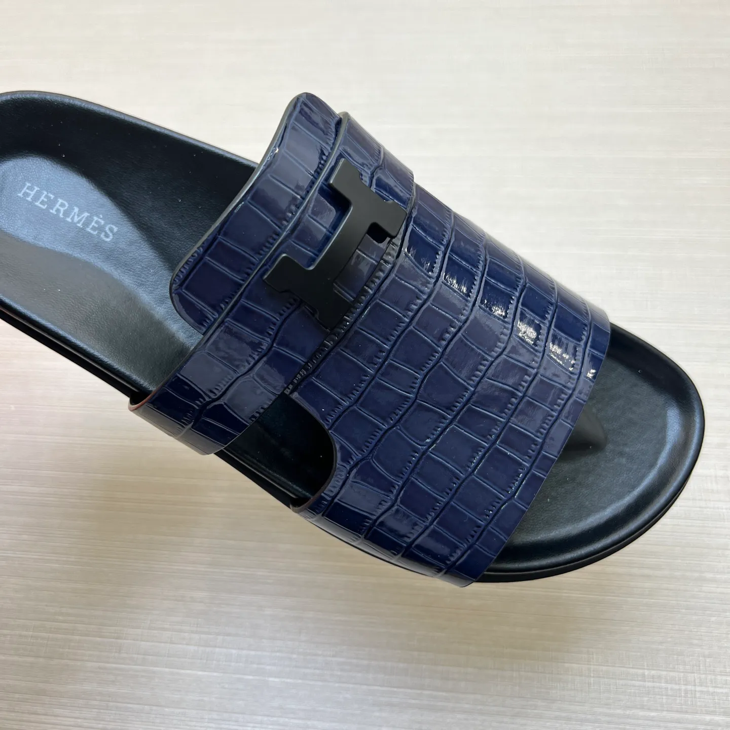 [H Family Hermès] P: 360💰 Size: 38-45 Hermes Men’s Kazimir Slippers - 2025 Summer New Hermès Same as the original version, with colored cowhide surface + rubber combined sole, handmade by master-level craftsmen! ❥High-end customization, exclusive products, the highest version in the industry.